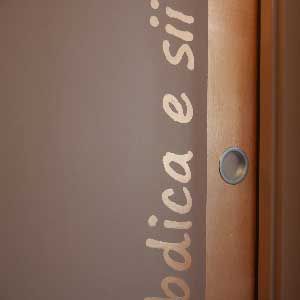 ogg039-porta-scorrevole-con-scritte-foglia-rame00