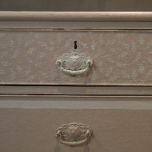 mob027-cassettiera-legno-massiccio-decorata-00