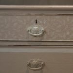 mob027-cassettiera-legno-massiccio-decorata-00