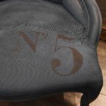 mob039-poltroncina-numero-5-in-velluto-00